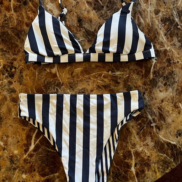 Reversible Roxy bikini s/xs only worn once - Picture 1 of 4